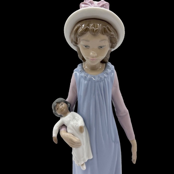 Vintage 1978 Lladro Daisa 'Belinda with Her Doll' Porcelain 11" Figurine 5045 - Picture 3 of 7